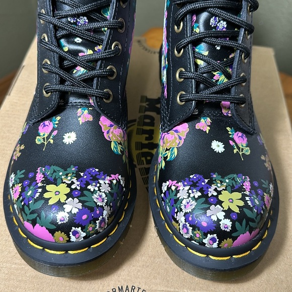 *NWB/NWOT* DR. MARTENS Women's 1460 Pascal - Black+Multi Vintage Floral Backhand - Picture 4 of 15